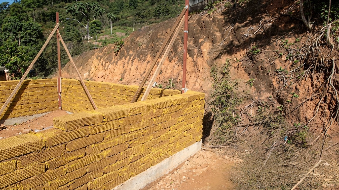 Construção em encosta com BrickerAdobe